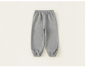 Detail der grauen Kinder-Jogginghose mit elastischem Bund und bedrucktem Logo-Design