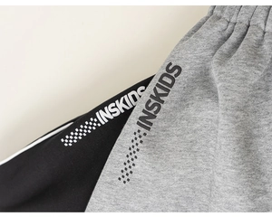 Detail der grauen Sporthose mit Gummibund und INSKIDS-Logo am seitlichen Streifen