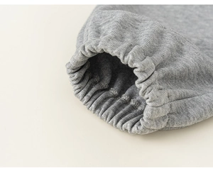 Detail der grauen Jogginghose mit gerippten elastischen Bündchen und hochwertigen Nähten