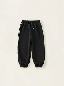 Klassische schwarze Jungen-Sporthose mit weißen Seitenstreifen und verstellbarem Kordelzug