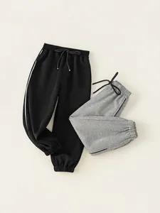 Zweierpack Jungen Jogginghosen in Schwarz und Grau mit Buchstabendruck und Tunnelzug