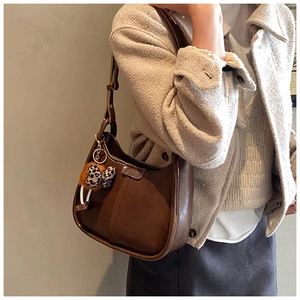 Borsa hobo vintage marrone con fiocco leopardato e ciondolo a pompon soffice