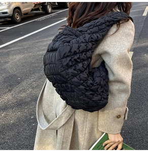 Photo de rue d'un grand sac cabas noir plissé en nylon matelassé au style nuage