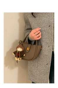Sac seau en cuir grainé marron avec fermoir doré et pendentif en forme d'ours en peluche