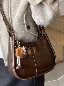 Borsa a tracolla vintage marrone scuro a forma di mezzaluna con ciondolo peluche