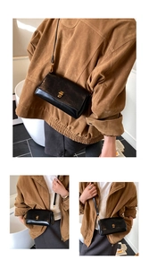 Dettagli di una borsa quadrata vintage in pelle nera con fibbia dorata sul modello