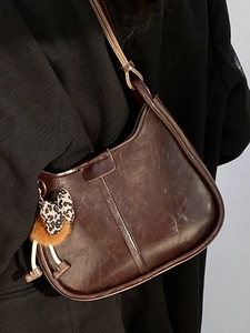 Borsa a tracolla vintage in pelle marrone con fiocco leopardato e ciondolo a pompon