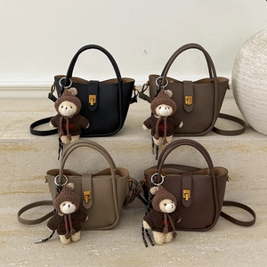 Sacs à main rétro en daim pour femmes en quatre coloris avec pendentifs ours en peluche