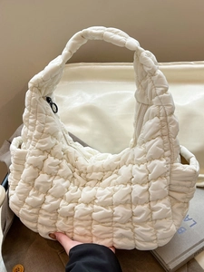 Sac hobo blanc matelassé au design nuage tendance 2025, sac à épaule élégant pour femme