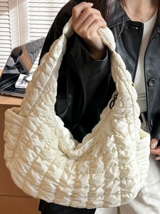 Sac hobo en nylon matelassé blanc avec texture rembourrée et motif carré pour la mode d'hiver