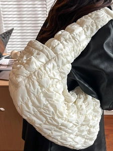 Sac à bandoulière matelassé blanc chic avec texture plissée moderne pour femmes
