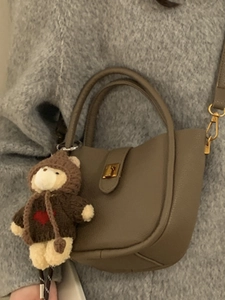 Sac bandoulière marron en cuir avec breloque ours mignon pour le style d'hiver