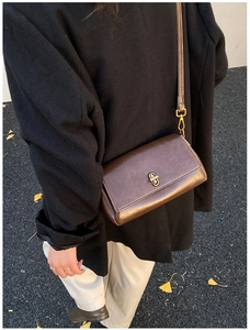 Stile street outdoor di una borsa a tracolla vintage in pelle marrone con chiusura oro