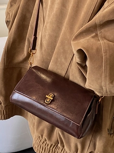 Elegante borsa a tracolla in pelle marrone scuro con chiusura dorata vintage donna