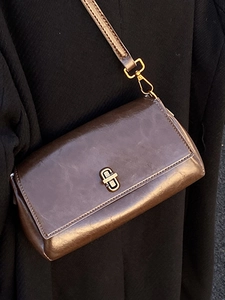 Borsa a tracolla rettangolare in pelle marrone scuro con chiusura a scatto in metallo dorato