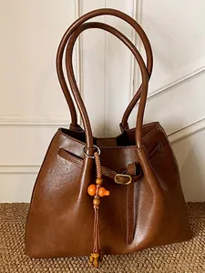 Sac Fourre-tout en Cuir PU Rétro Grande Capacité pour Femmes Sac à Épaule Mode Navettage Avec Pendentif Gland Perle de Gourde