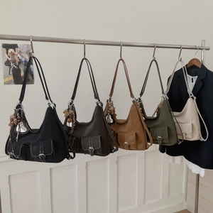 Detailweergave van retro hobo-tassen in diverse kleuren met stijlvolle bedels