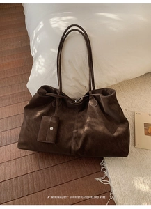 Détail du sac cabas vintage en similicuir marron foncé avec petit sac assorti inclus