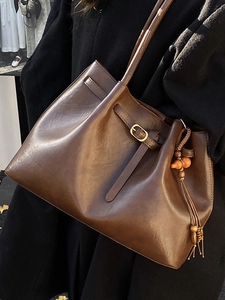 Sac fourre-tout en cuir marron foncé avec pompon ethnique rétro pour femmes élégantes