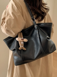 Grande borsa tote in pelle nera con ciondolo in peluche e tracolla regolabile