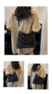 Détail du sac fourre-tout noir mat avec petite pochette et bandoulière réglable pratique