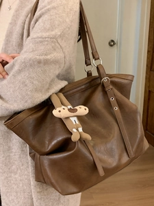 Grande borsa tote vintage in pelle marrone con ciondolo in peluche per stile quotidiano