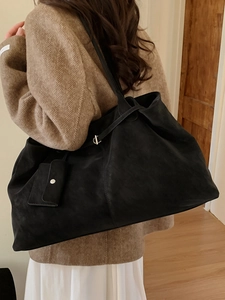 Grand sac cabas rétro en cuir suédé noir avec mini pochette porté par un mannequin