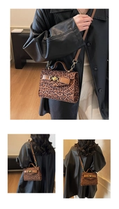 Dettaglio borsa leopardata con chiusura a cuore dorata e rifiniture in pelle marrone chic