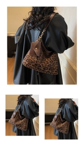 Détail du sac léopard avec garniture en cuir marron et mini pochette à cartes amovible
