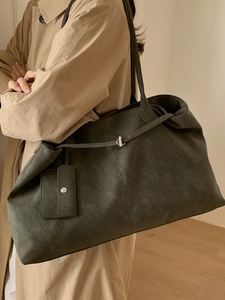 Grand sac cabas minimaliste en daim vert olive avec porte-cartes assorti pour l'hiver chic