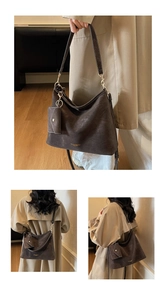 Détail du sac cabas marron vintage avec une petite pochette assortie en charms