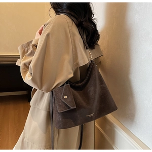Détail d'un sac cabas vintage café avec charm enveloppe porté par un mannequin