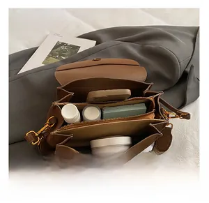 Vue de dessus de l'intérieur du sac en cuir marron montrant des compartiments spacieux