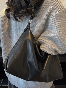 Ρετρό μαύρη μεγάλη τσάντα tote από μαλακό PU δέρμα με τριγωνικό σχέδιο και ασημένιο κρίκο