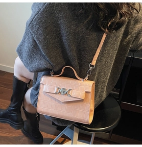 Borsa quadrata arancione rosa con motivo a coccodrillo, tracolla e fibbia in argento