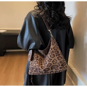 Vue détaillée de dos d'un grand sac cabas léopard avec bandoulières en cuir marron