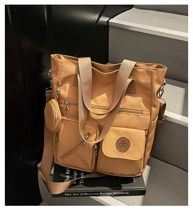 Détails du sac fourre-tout en nylon kaki avec poches frontales et porte-monnaie rond