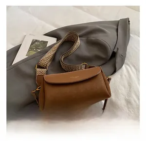 Détail du sac bandoulière vintage en cuir PU marron avec large sangle style ethnique