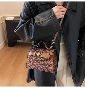 Sac à main tendance imprimé léopard avec boucle cœur, présenté par un mannequin en manteau