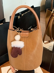 Borsa a secchiello marrone in ecopelle con manico e ciondolo a forma di guanto carino