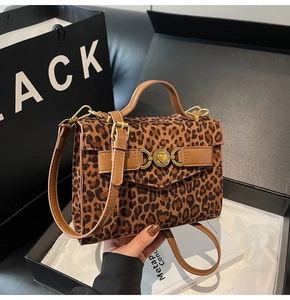 Dettaglio borsa leopardata in confezione regalo con fibbia a cuore e fiocco
