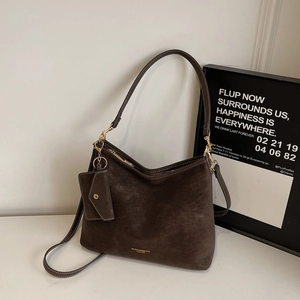 Détails du sac cabas en daim marron foncé avec ferrures dorées et petite pochette
