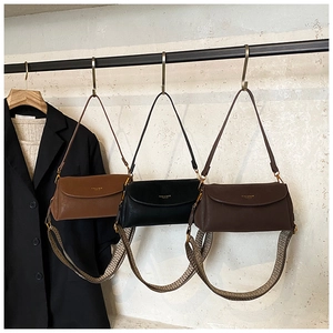 Trois sacs bandoulière rétro en marron et noir avec larges sangles à motifs