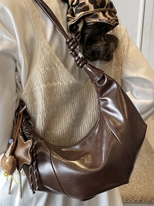 Braune glänzende PU-Leder-Halbmondtasche mit geknotetem Gurt und Sternanhänger