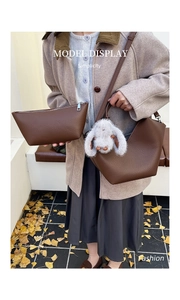 Sac à main en cuir litchi marron avec pochette et pendentif lapin en peluche élégant