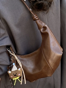 Retro Halbmond-Schultertasche in Dunkelbraun mit Knotengurt und Bären-Anhänger
