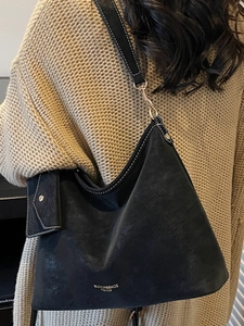 Grand sac cabas noir en daim avec coutures contrastées et petite pochette décorative