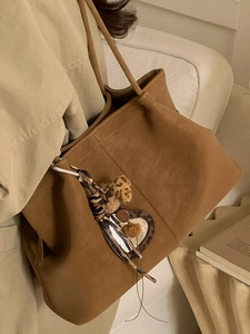 Retro camel leather tote bag with stylish leopard print heart pendant for daily commute