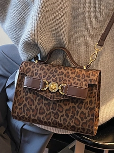 Borsa a tracolla leopardata con chiusura a cuore dorato e manico in pelle marrone