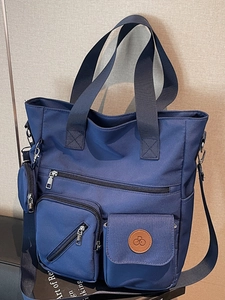 Sac fourre-tout en nylon bleu foncé avec poches multiples et petit étui rond amovible